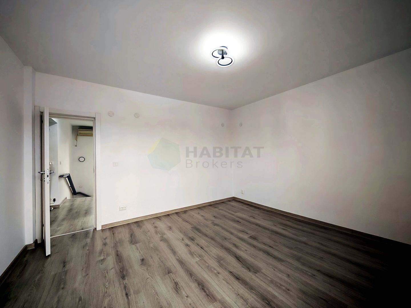 Vilă Individuală cu o curte generoasa zona Aparatorii Patriei - Poză 19