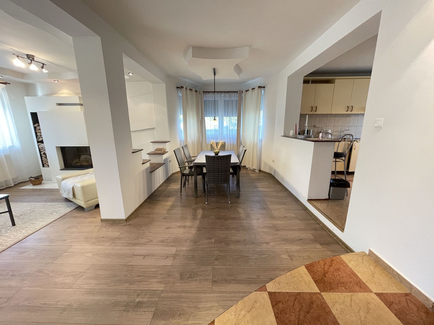 Casa spatioasa cu spatiu de relaxare-zona Blascovici - Poză 8