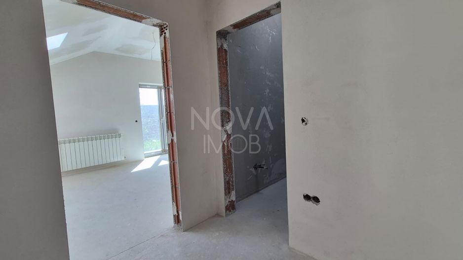 Casa generoasa cu 7 camere, 3 bai, dressing si parcare – Sura Mica - Poză 13