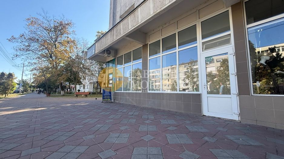 Spatiu Comercial Vitrat- 60mp - Front Stradal - Podu Ros - Poză 1
