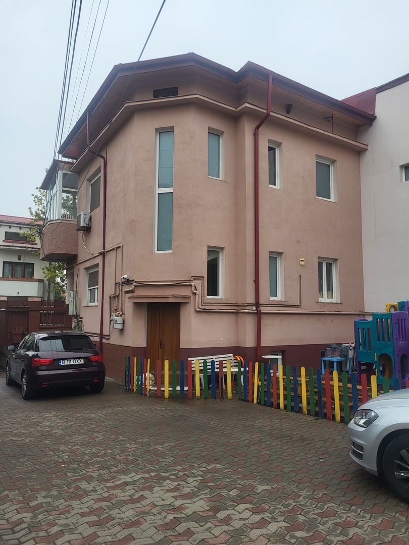 Casa care functioneza ca si gradinita in moment, zona centrala, Matei Voievod - Poză 1