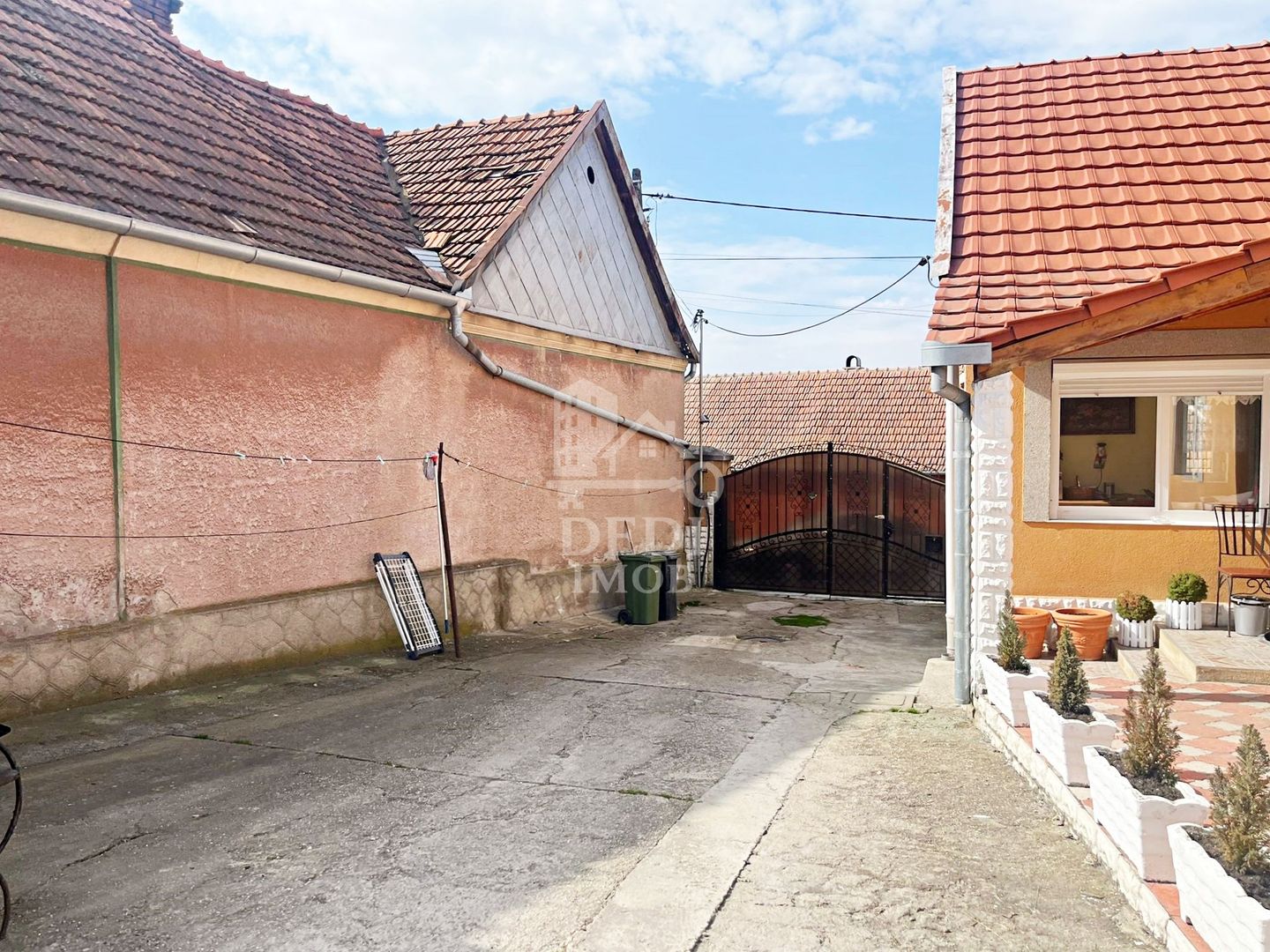 Casă cu 2 locuințe, teren intravilan 7062 mp Cetariu, Bihor - Poză 4