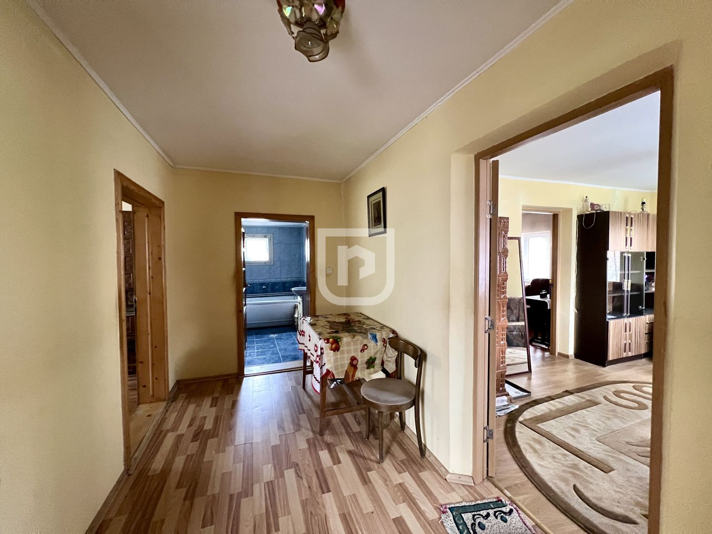 Casă cu teren 400 mp în oraș Gura Humorului - Poză 6