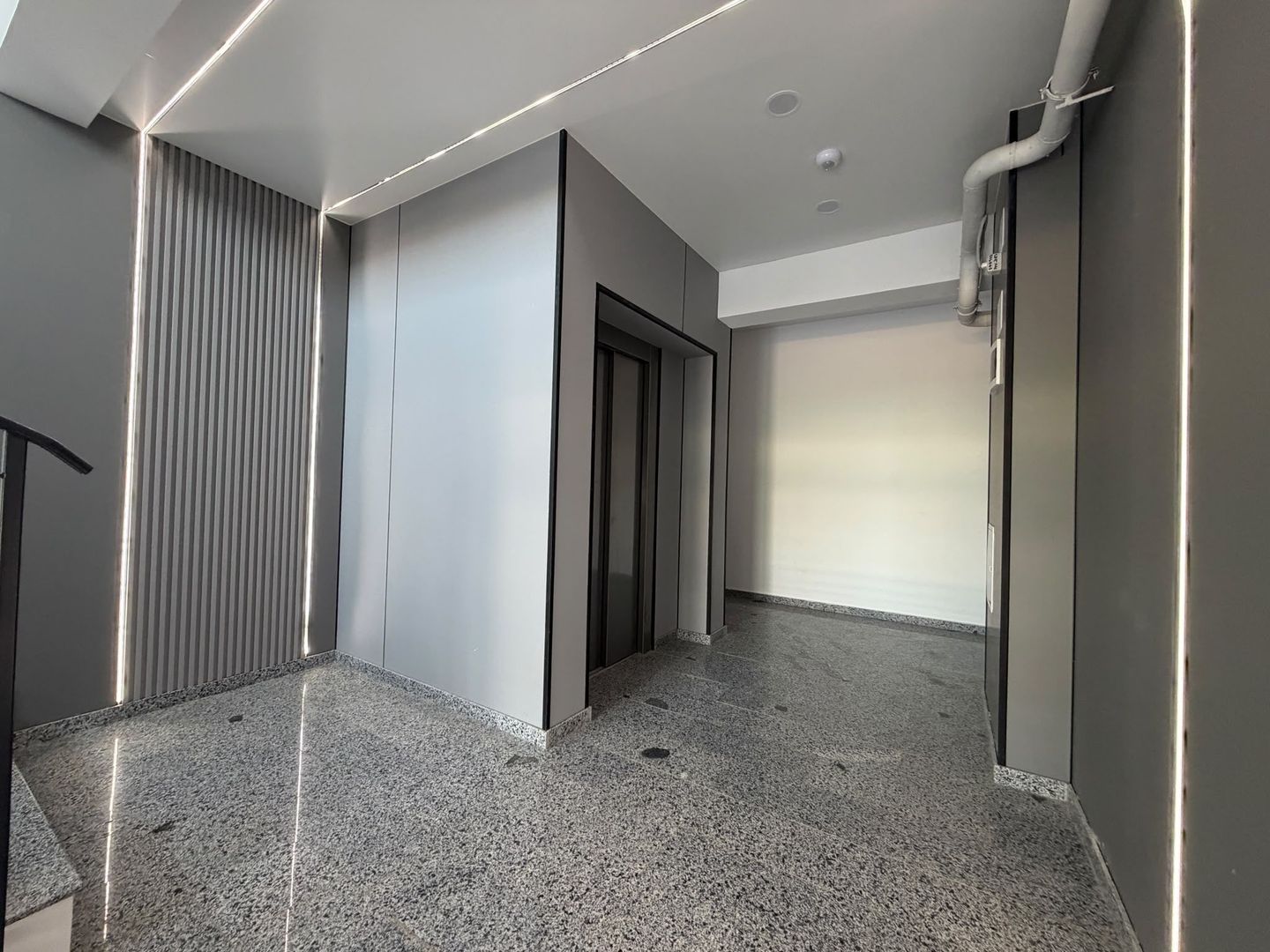 AP. 2 CAMERE- PARCARE, CURTE PROPRIE, CENTRALA, BUCATARIE INCHISA - Poză 3