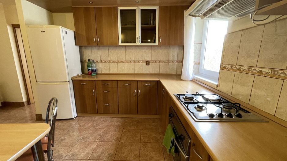 Apartament spatios cu trei camere si garaj - Poză 6