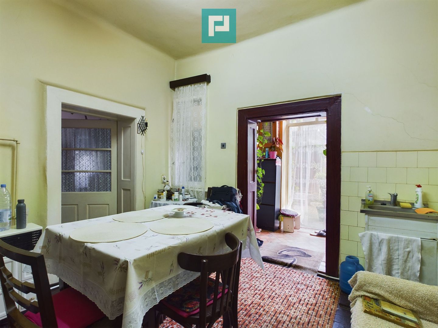 Apartament la casă cu 4 camere în Pârneava - Poză 4