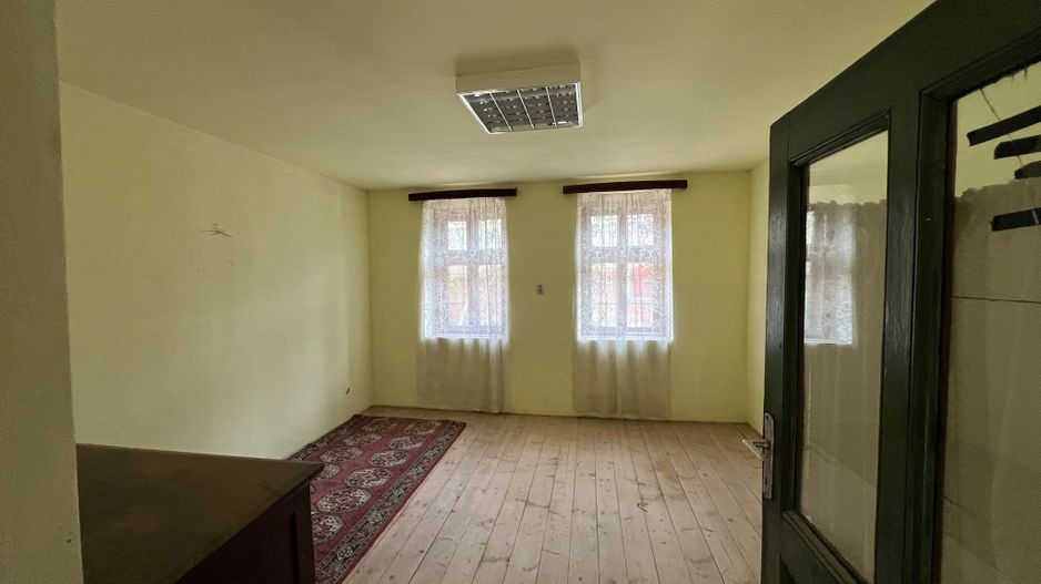 Casă de vânzare în Slatina-Nera. Un refugiu aproape de natură. - Poză 2