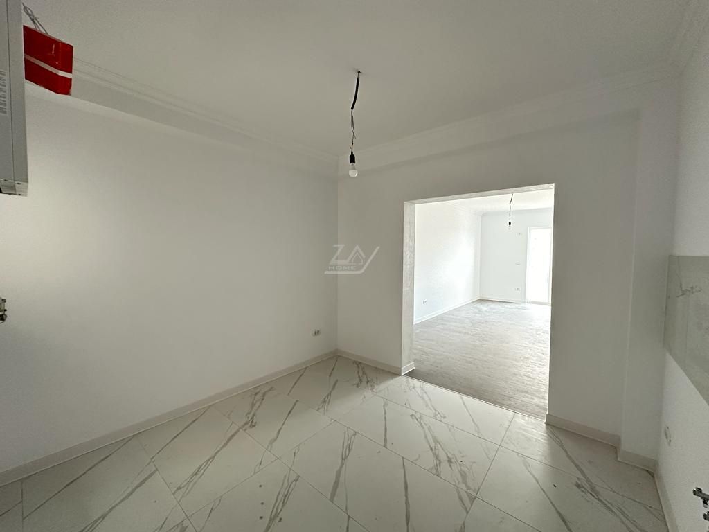 Asfalt. Etaj 1. Balcon mare. - Poză 4