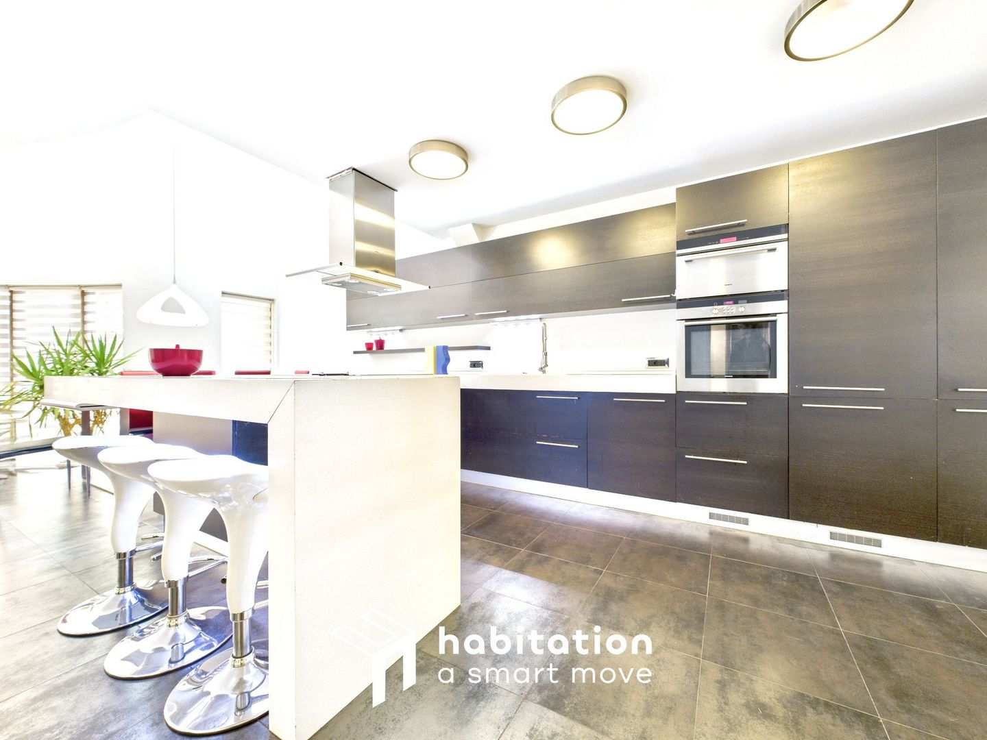 Descoperă eleganța unei case moderne– vizitează prin tur virtual - Poză 12