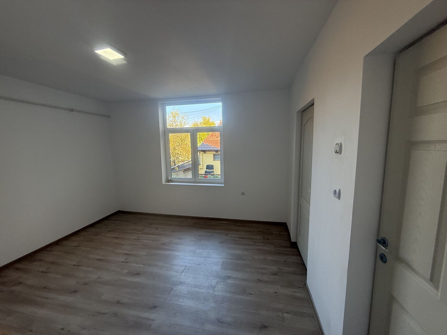 2 corpuri de Casă renovate + teren 125 mp Campina - Poză 8
