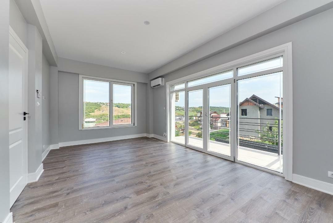 Casa noua de vanzare in Iasi, zona Sorogari, cu vedere catre lac. - Poză 2