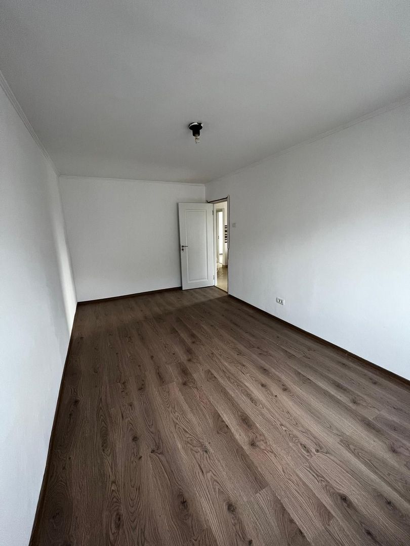 Apartament 3 camere , zona Soarelui. - Poză 1