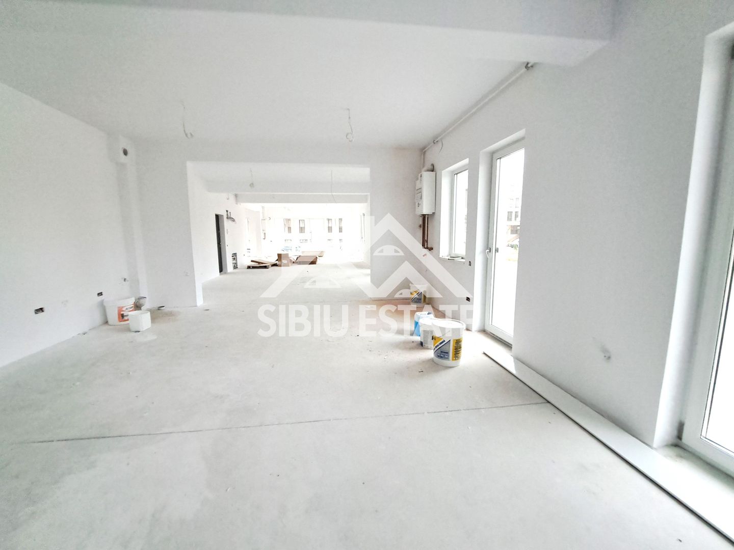 Spatiu comercial 190 mp vitrine la strada, dublu acces, parcari - Poză 4