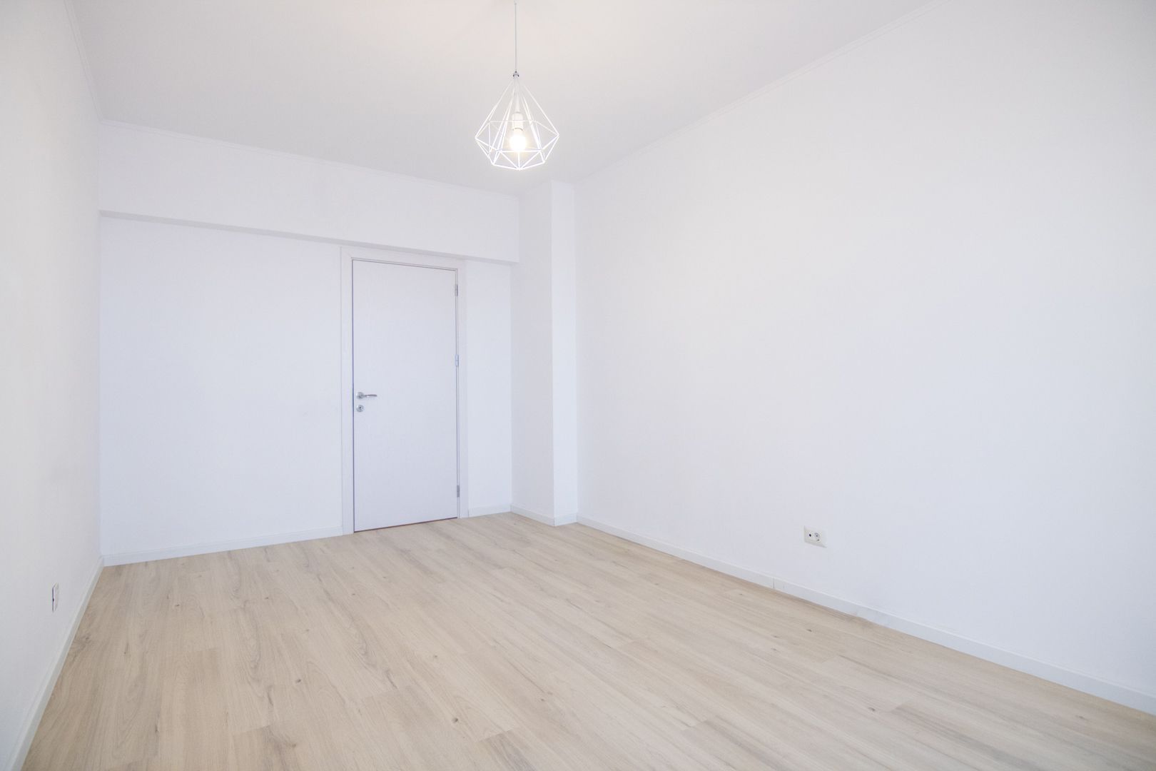 Ansamblul Primavara, 2 camere, decomandat, 74mp, finisat modern si centrala noua - Poză 10