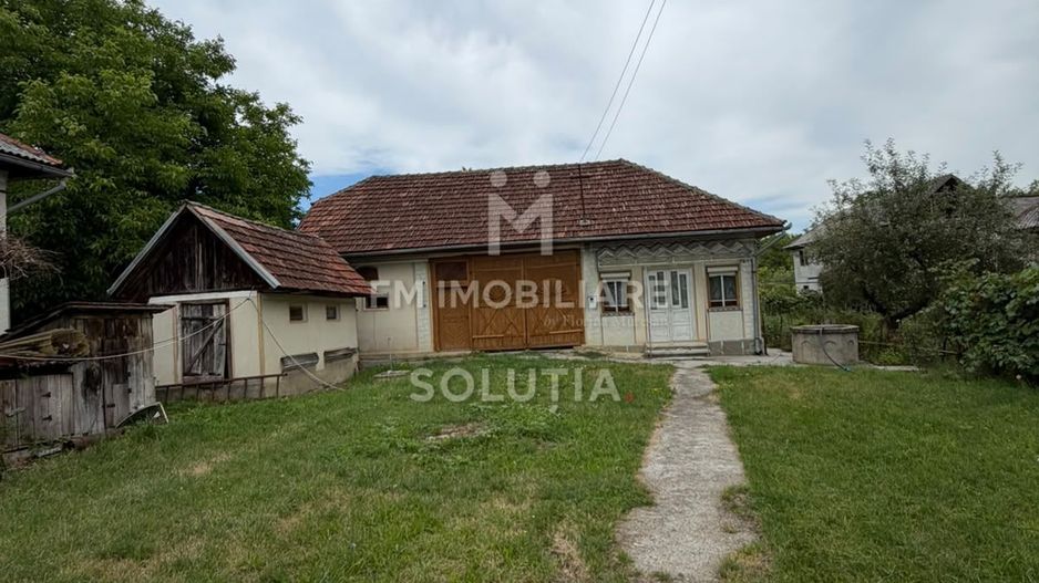 Casă cu teren generos în Buciumi - Poză 1