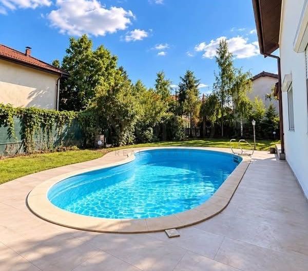 Vilă Premium cu Piscină Privată, Curte Generoasă și 5 Locuri - Poză 6