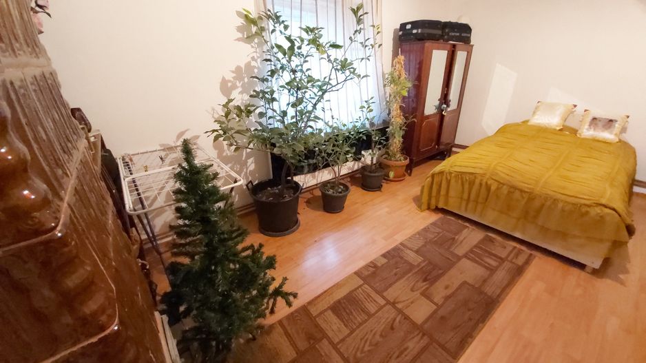 Casa de vanzare cu teren generos - Poză 2