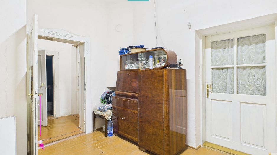 Casă cu 8 camere de renovat în Pârneava - Poză 10