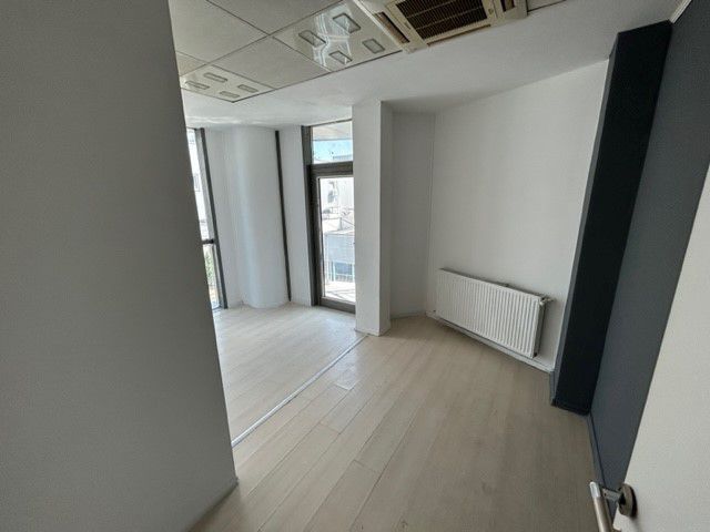 Inchiriere cladire moderna pentru clinica privata sau birouri - Poză 13