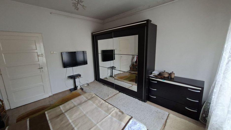 BRASADAS vinde apartament cu 3 camere la etaj in casă - Poză 1