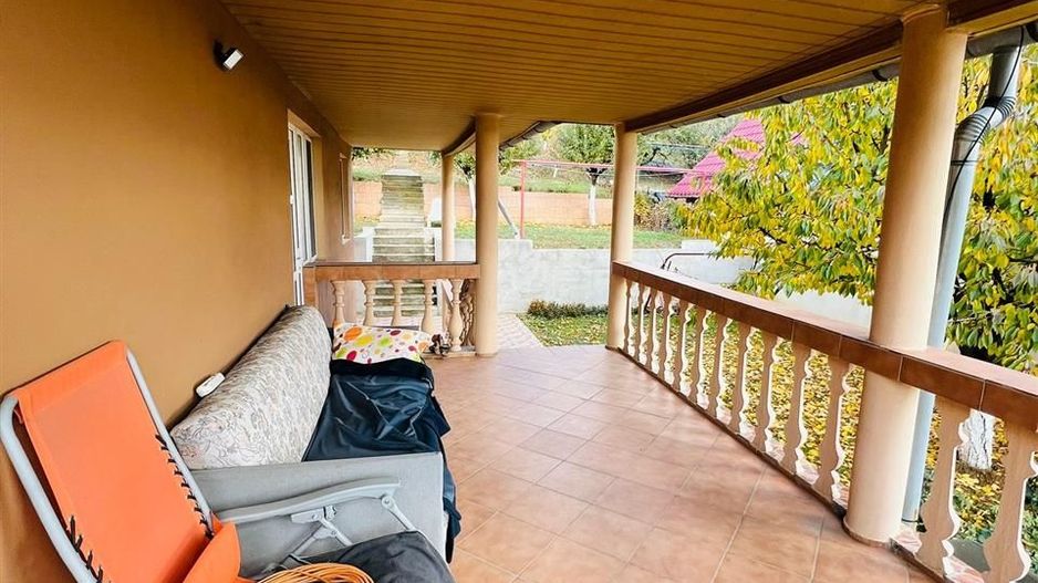 Casa in zona de dealuri - Poză 4