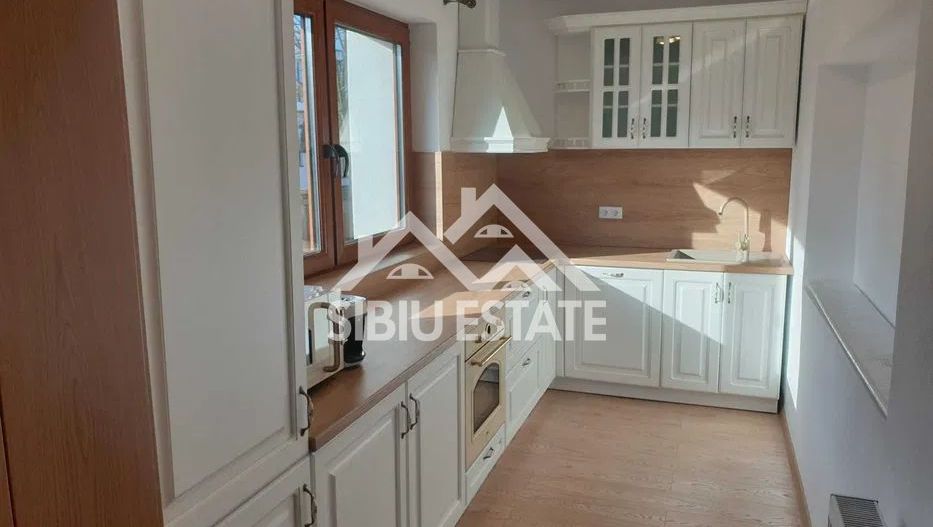 Apartament modern de inchiriat 3 camere, curte, garaj  Zona Sub Arini - Poză 3