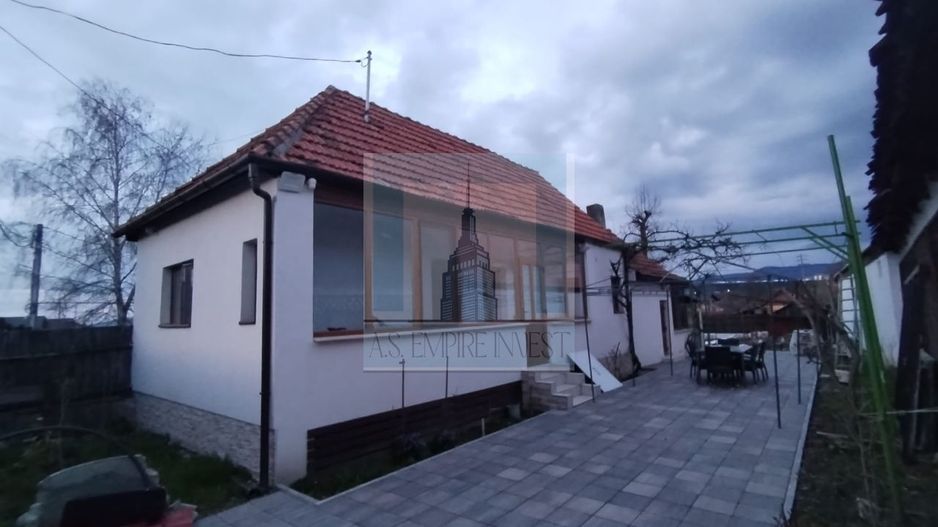 Se vinde casa renovata Tarlungeni, teren ~550mp - Poză 1