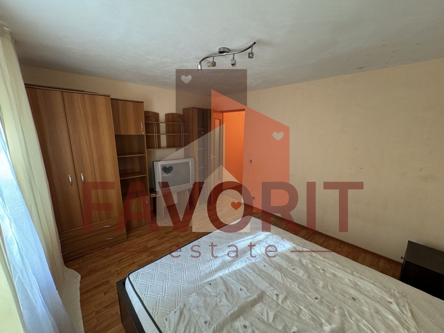 Disponibil imediat. Etaj 1. Centrala proprie. Vedere pe 2 parti. - Poză 13