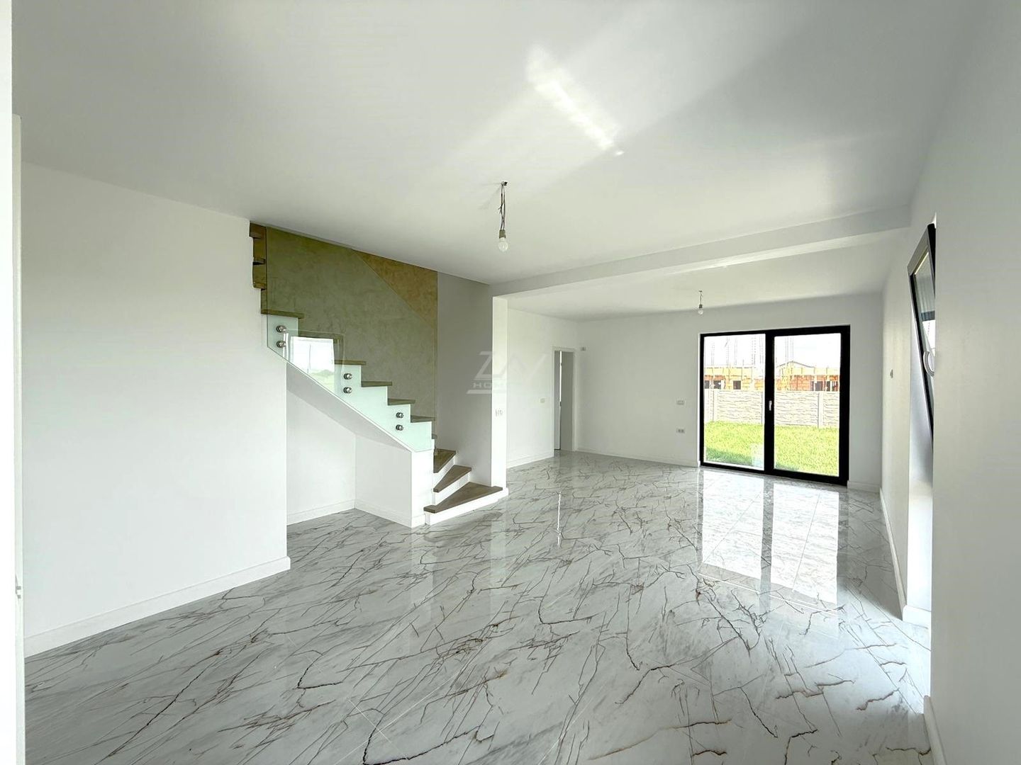 Duplex finalizat despartit prin camera tehnica. 3 dormitoare. 2 balcoane. - Poză 1