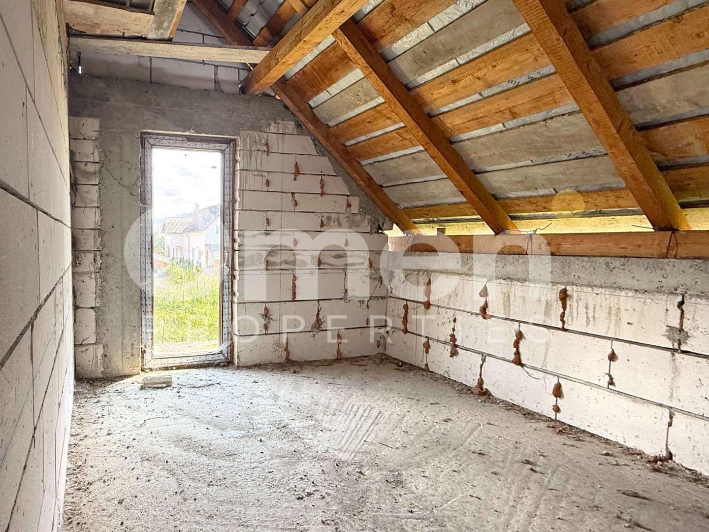 Casă cu potențial imens P+M, teren 7,91 ari, zonă liniștită, Ocna Șugatag. - Poză 11