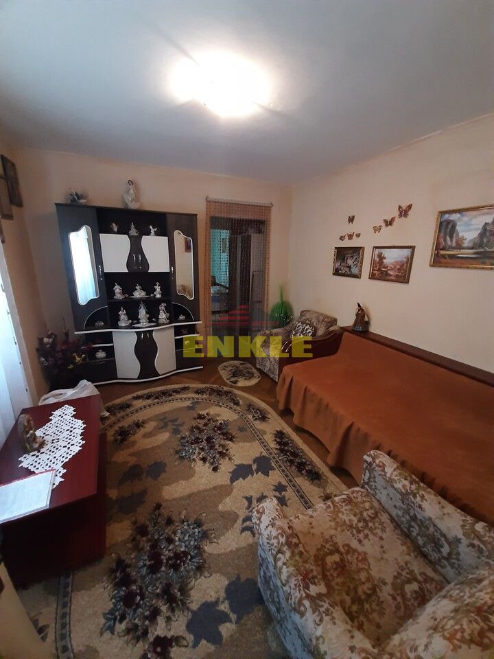 Apartament 3 camere transformat in 2 camere, zona scolii 7, etaj 2 - Poză 2