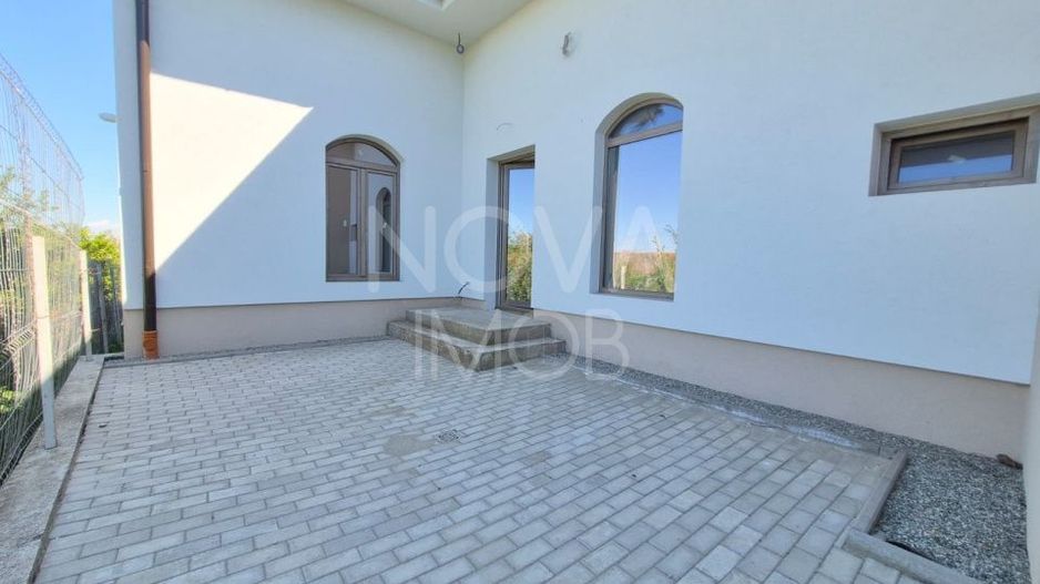 Casa generoasa cu 5 camere, 2 bai, dressing si parcare – Sura Mica - Poză 4