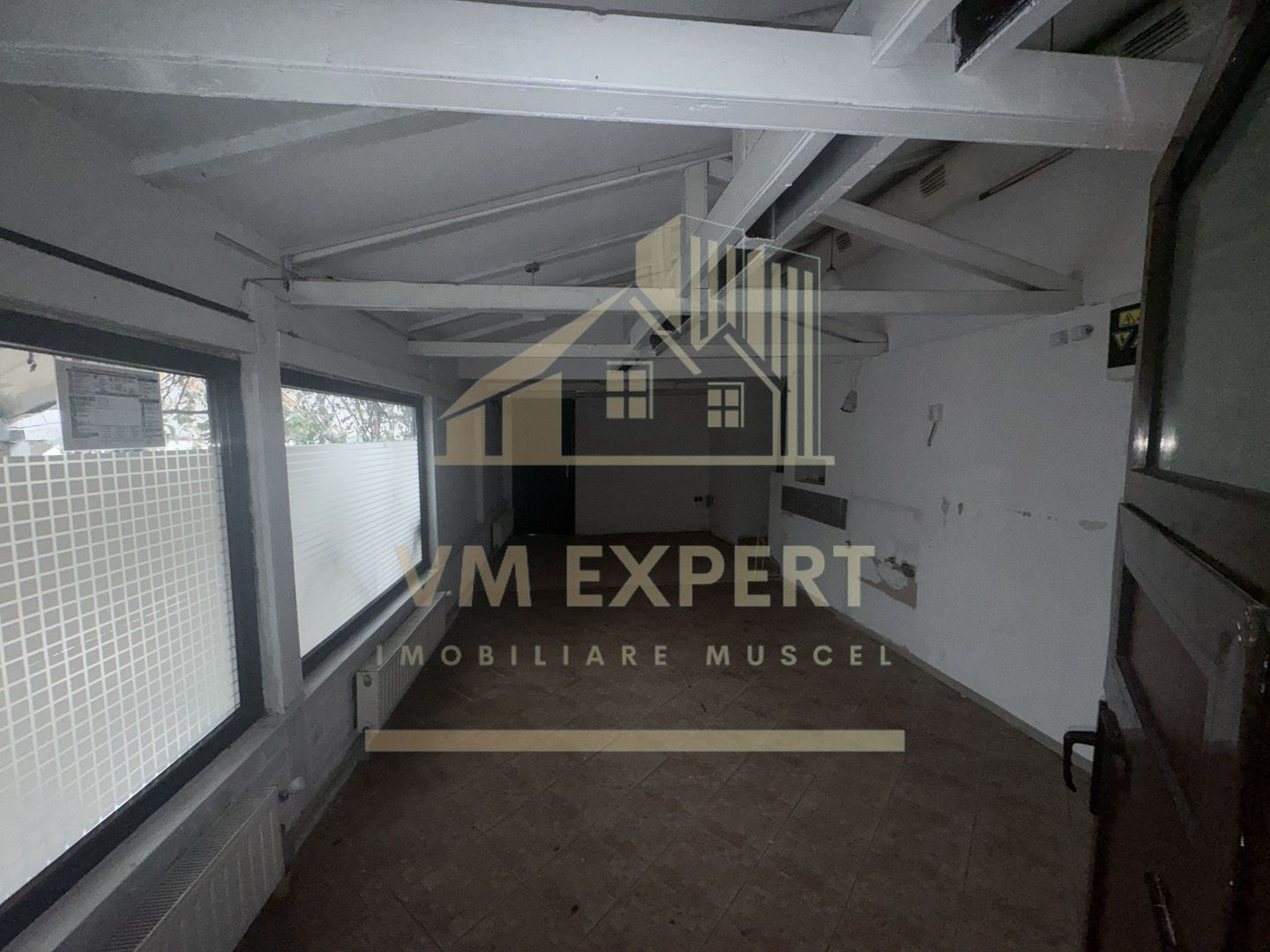 SPATIU COMERCIAL CAMPULUNG ZONA CENTRALA - Poză 12