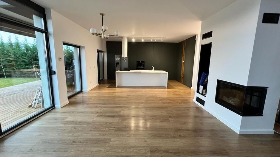 Locuinta moderna spatioasa cu garaj - Poză 1