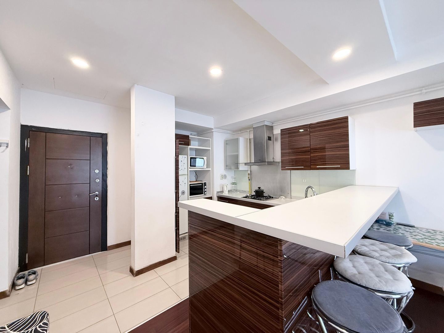 COSMOPOLIS - Apartament cu 2 camere, mobilat si utilat. - Poză 1
