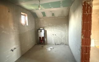 Casă spațioasă cu teren 806 mp - Poză 4