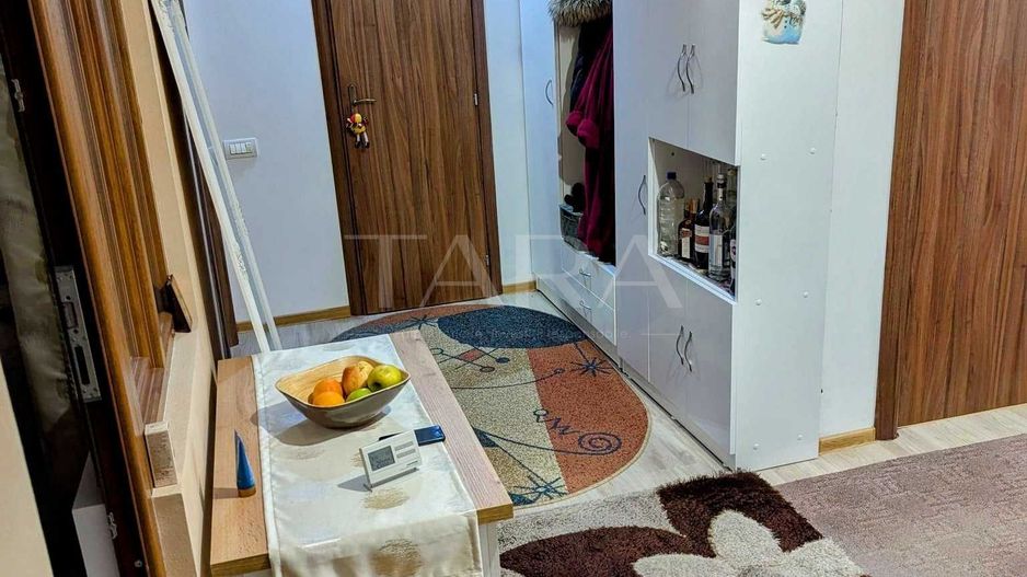 Apartament cu 3 camere în zona Florilor – confort și accesibilitate. - Poză 1