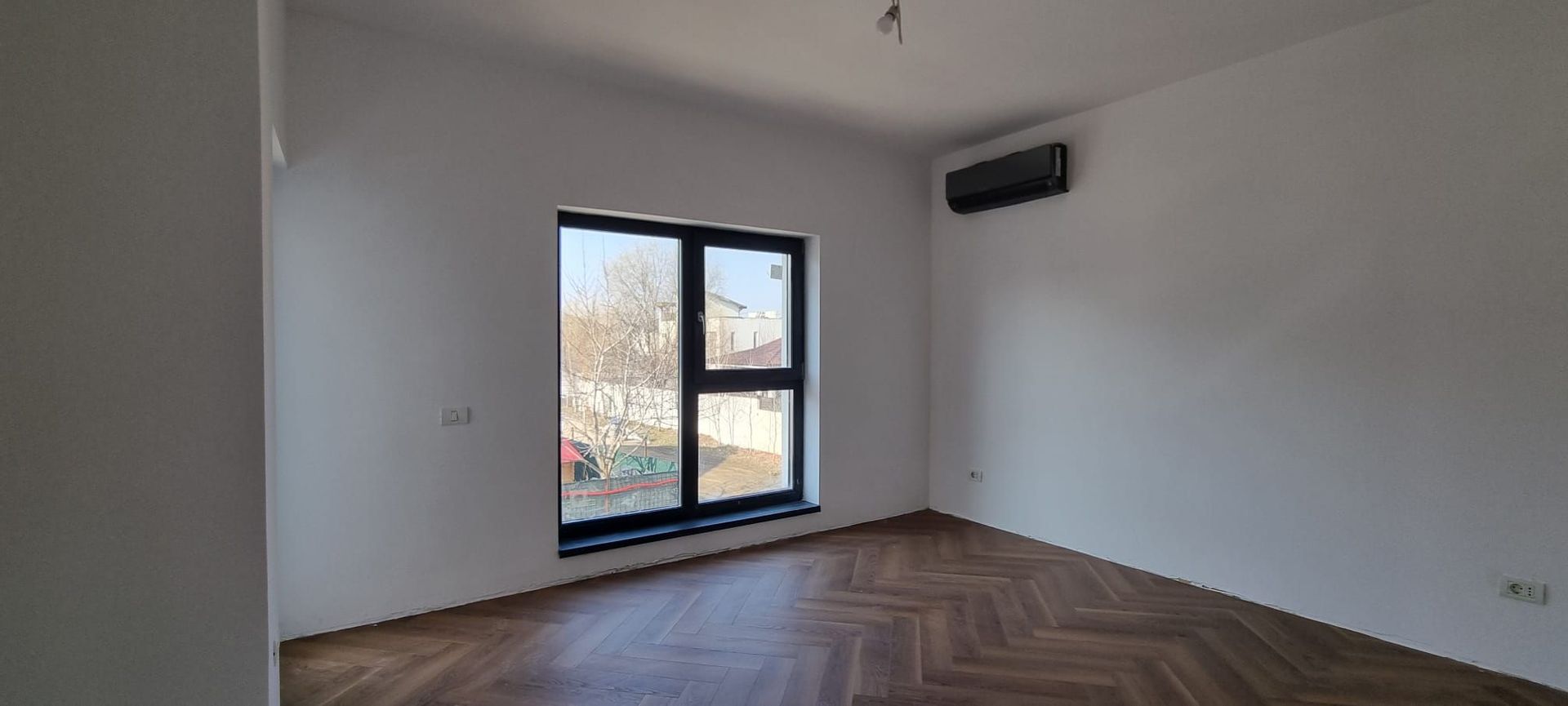 Vilă Individuală cu 700 mp Teren și Mansardă Amenajată - Poză 9