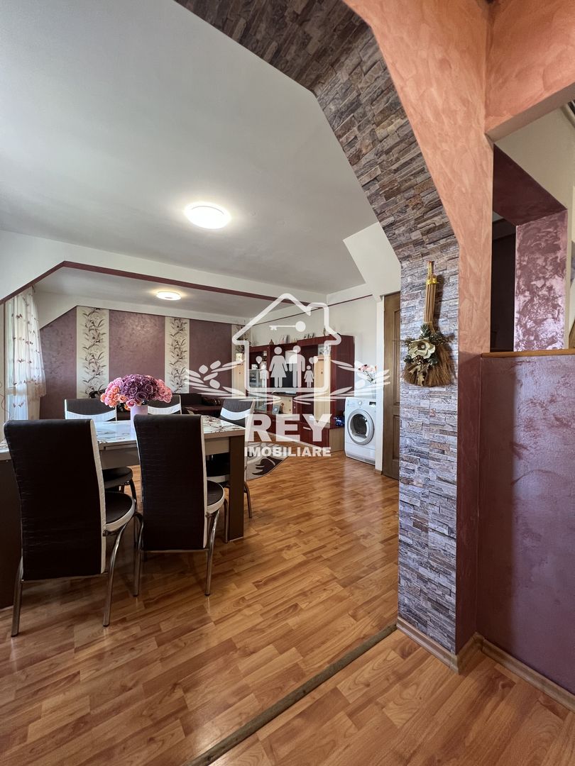 De vanzare- Apartament 3 camere str Luptei - Poză 10