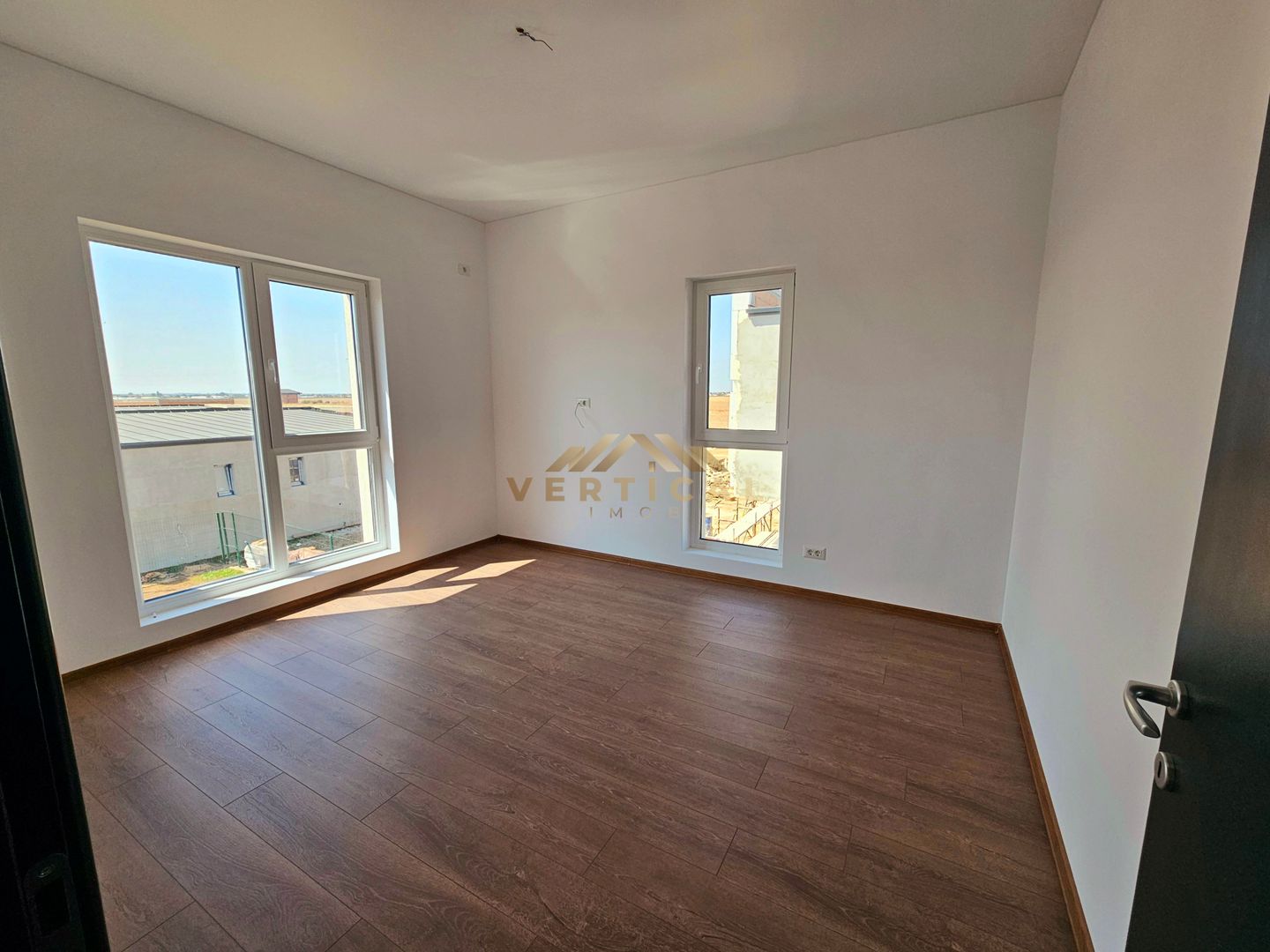 De vanzare vila 4 camere - cartier Mega Parc Residence -comuna Berceni - Poză 16