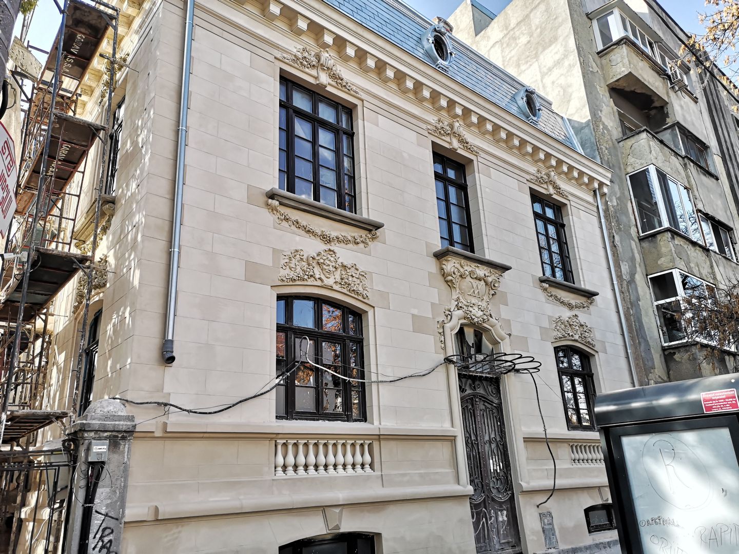 O BIJUTERIE ARHITECTURALA IN CENTRUL BUCURESTIULUI - Poză 1