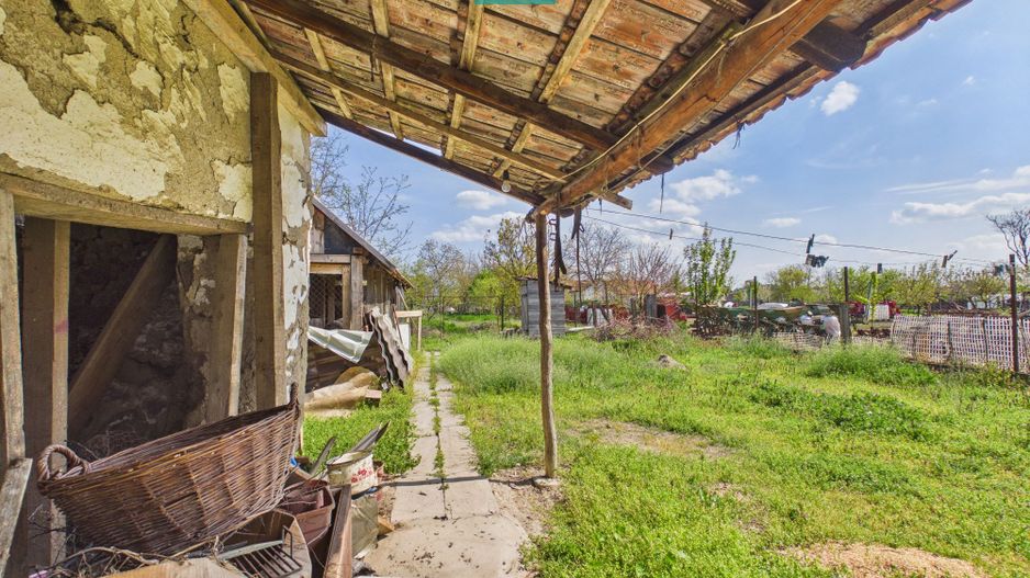 Casă cu 3 camere și 1047 mp în Peregu Mic - Poză 12