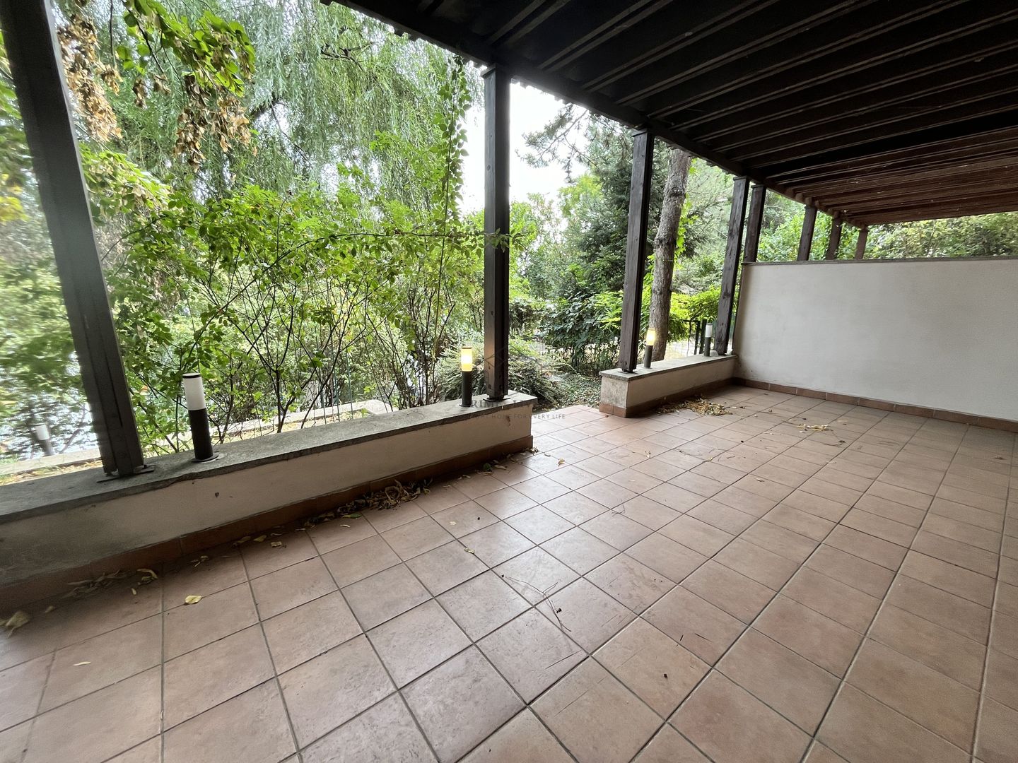 VILA CU 5 CAMERE LA INCHIRIERE PE MALUL LACULUI STRAULESTI - Poză 19