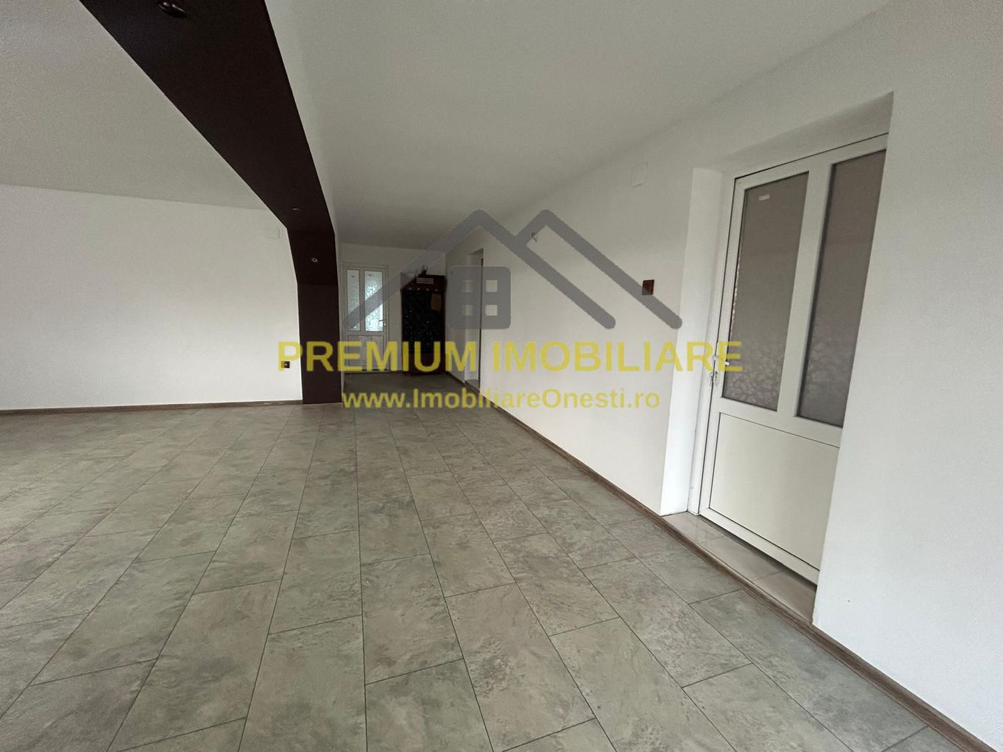 Casă de vânzare la 15 minute de Onești – teren 1000 mp - Poză 3