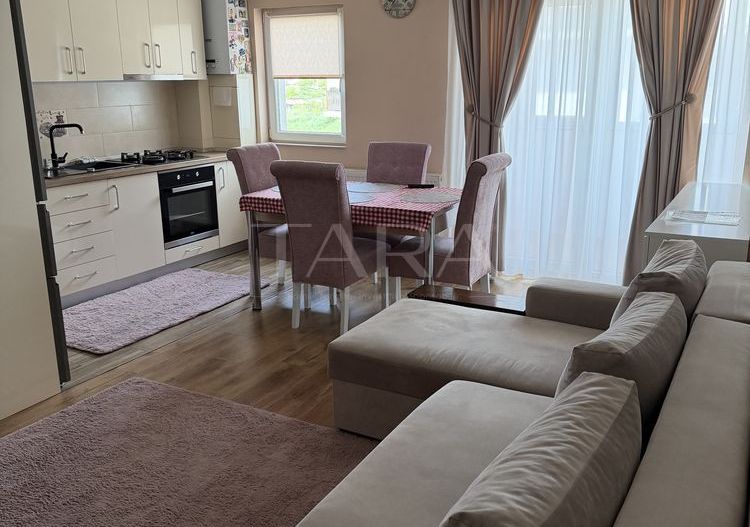 Apartament mobilat și utilat, balcon închis și parcare inclusă. - Poză 2