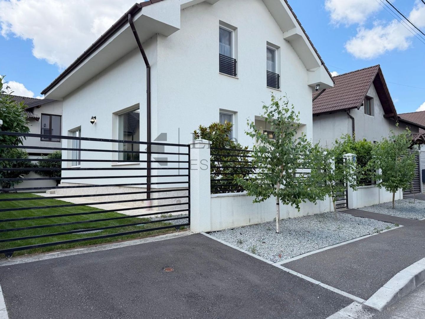 Casa cu 5 camere in Cartierul Tineretului | Prima inchirere - Poză 1