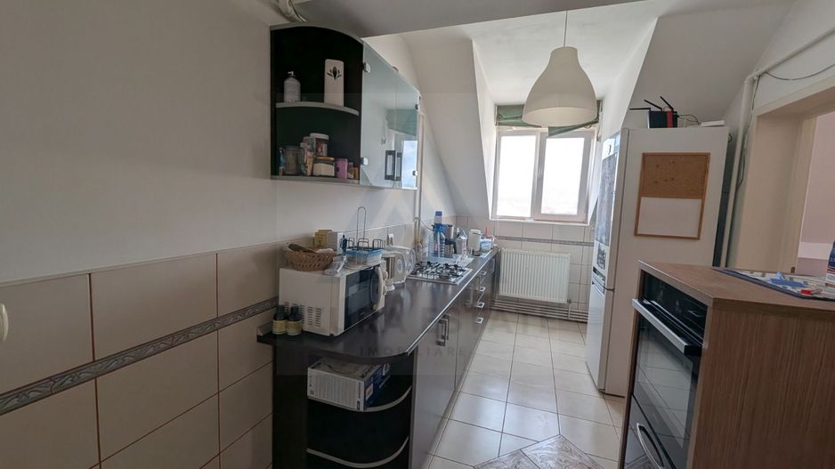 Apartament renovat tip mansarda pivnita si parcare privata in Strand - Poză 2