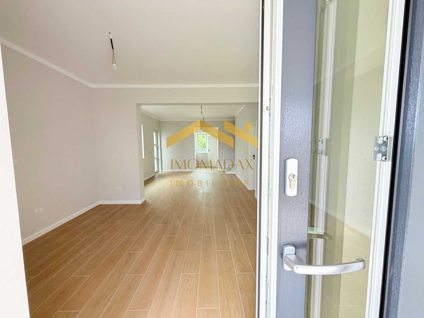Bucovăț-Duplex 4 Camere-La Cheie - Poză 8