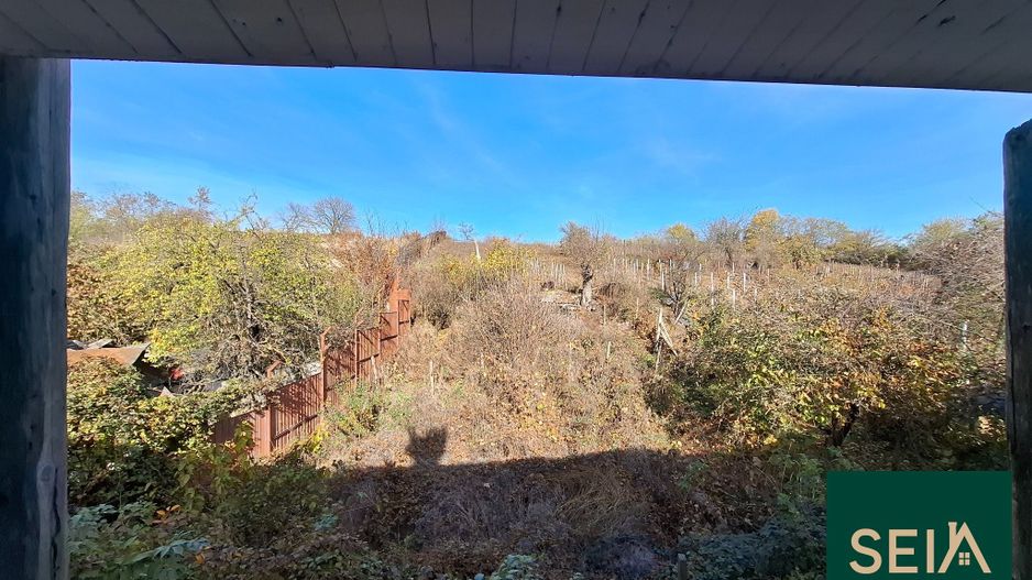 ila cu 6 camere + casă locuibilă pe teren intravilan de 1700 mp, cu vi - Poză 4