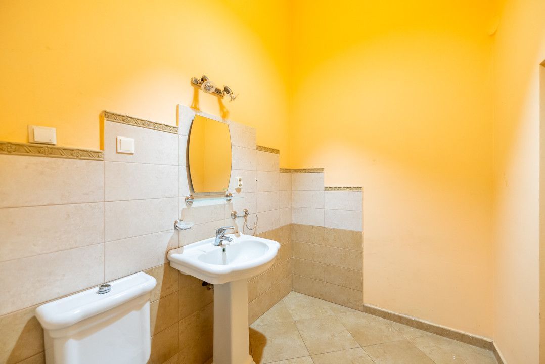 Apartament nemobilat, 3 camere, etaj 1, Bld.Revoluției - Poză 2
